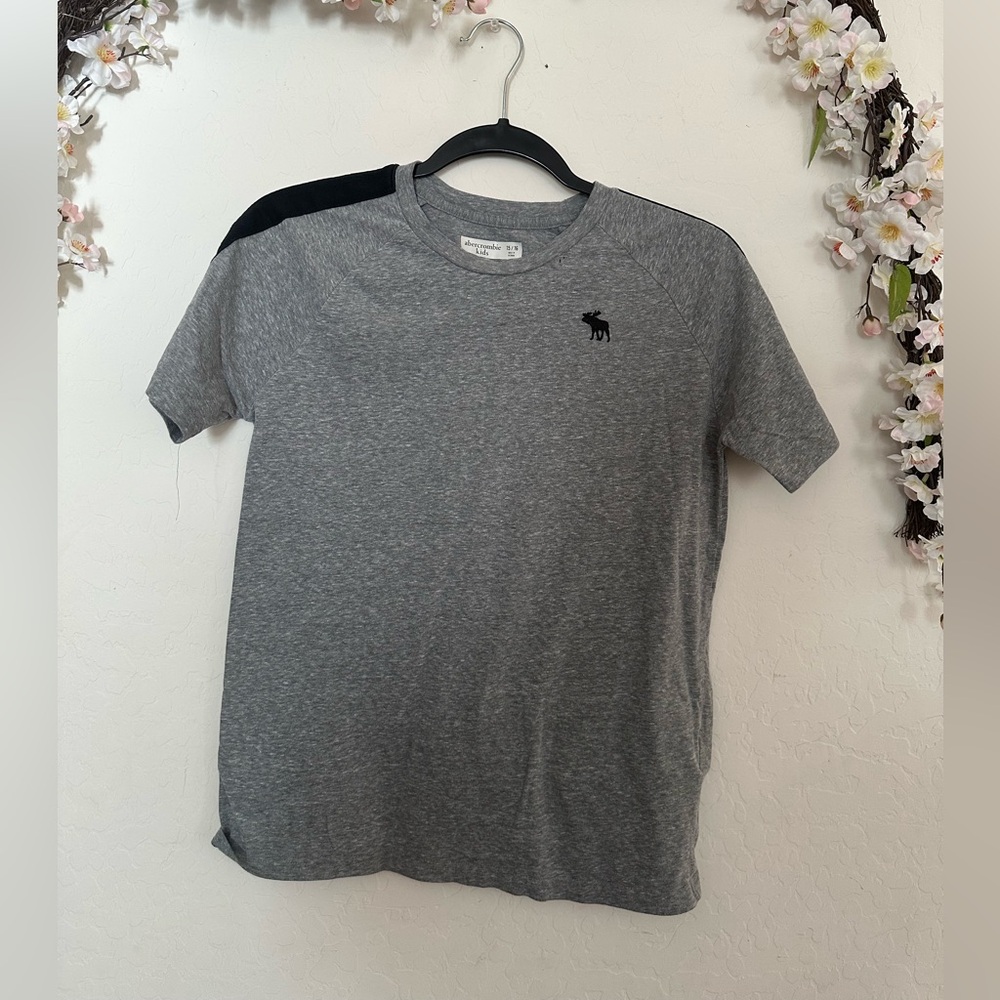 Abercrombie Kids Gray and Black Short Sleeve Tee